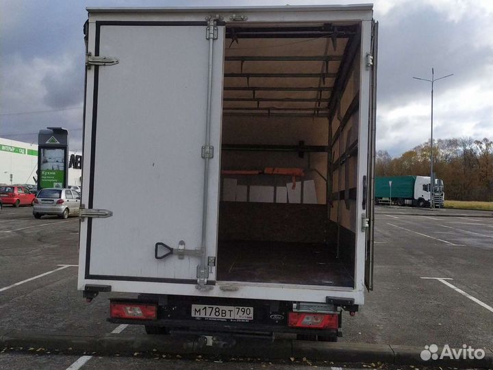 Водитель со своим грузовым автомобилем