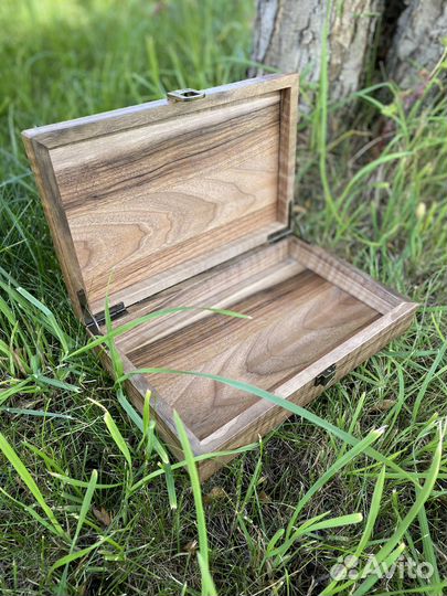 Шкатулка из массива ореха