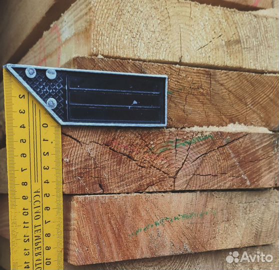 Доски лиственницы 35x140 мм, обработаны для защиты от влаги