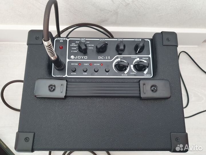 Продаются новые электрогитара и комбоусилитель