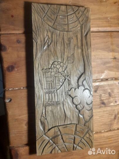 Резное панно из дерева