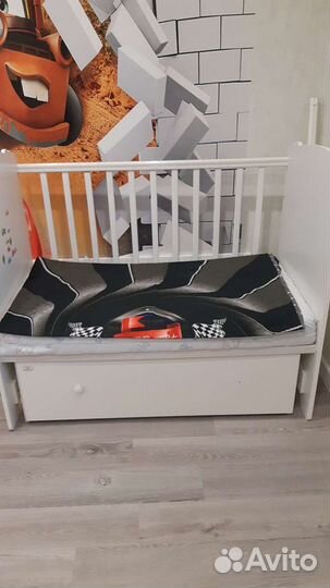 Кроватка детская с маятником