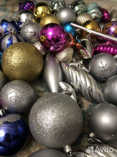 Елка искусственная. Игрушки в подарок