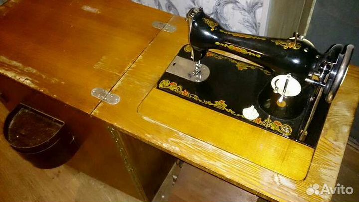 Швейная машина с тумбой