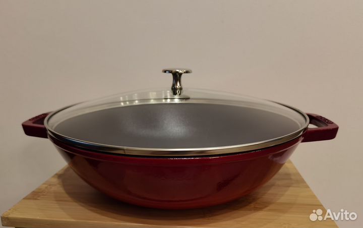 Сковорода-вок чугунная с крышкой 30 см Staub