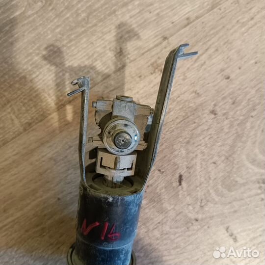 Форсунка омывателя фар правая Nissan Almera N16