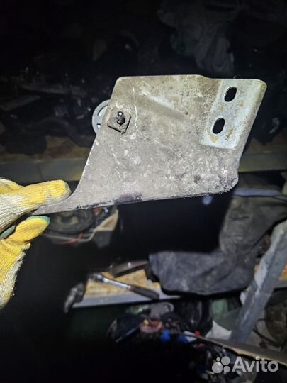 Кронштейн левого крыла шкода рапид