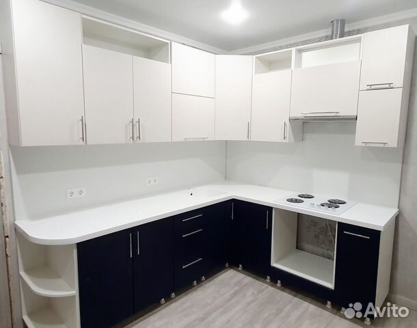 Кухня с белой столешницей на заказ