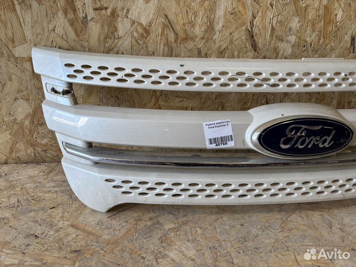 Ршетка радиатора Ford Explorer 5 2010-2015