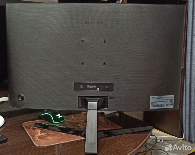 Изогнутый монитор Samsung 27