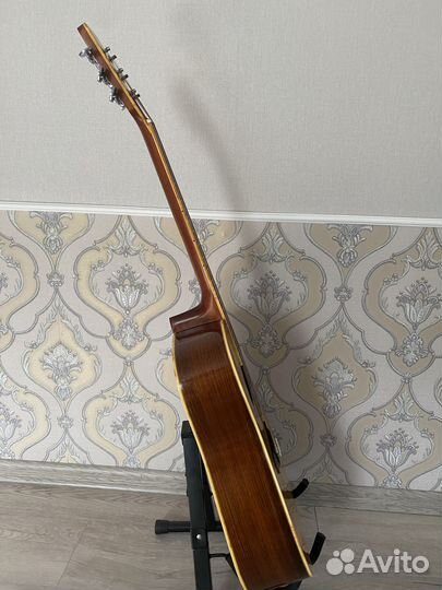 Винтажная акустическая гитара