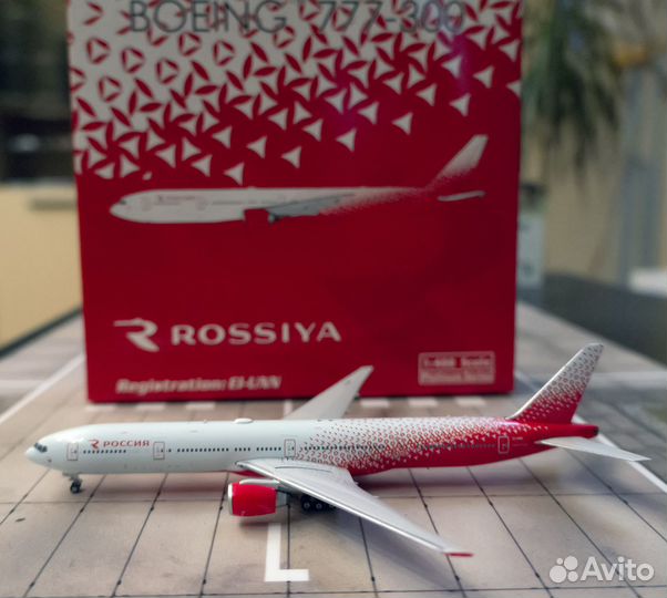 Модель самолета Boeing 777-300 в масштабе 1:400