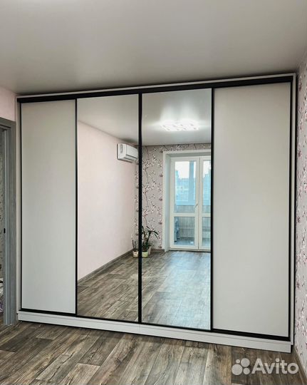 Шкаф-купе с зеркалом