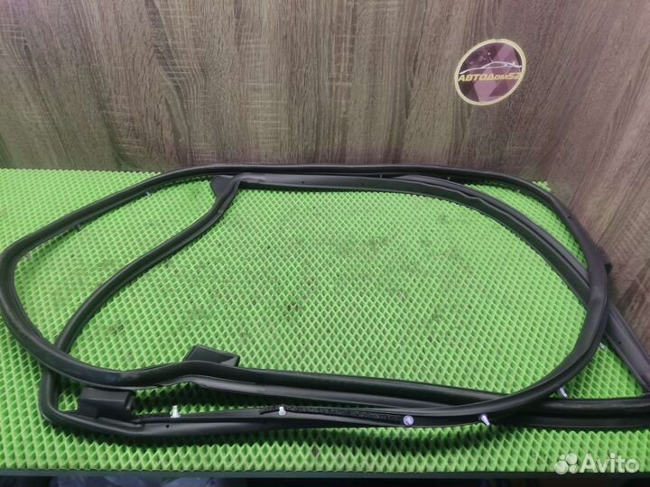 Уплотнитель задней двери Toyota Land Cruiser 200