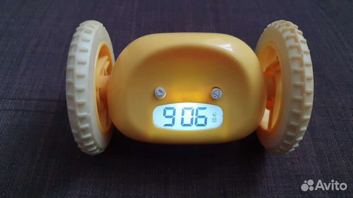 Убегающий будильник на колесах