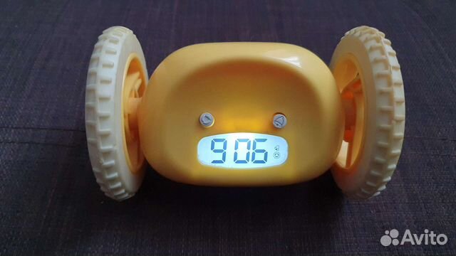 Убегающий будильник на колесах