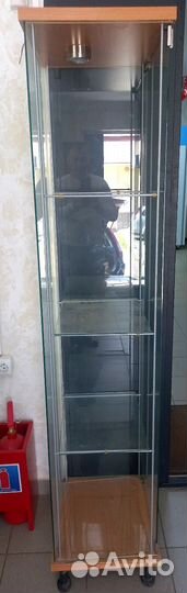 Стеклянная витрина с подсветкой