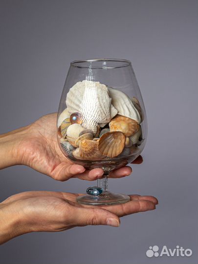 Декоративная ваза-бокал с ракушками