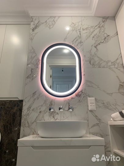 Зеркало в черной раме с подсветкой капсула