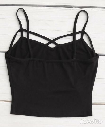 Чёрный топ на бретельках