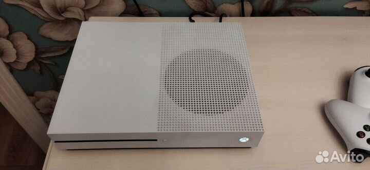 Xbox One S 1tb, 2 джойстика