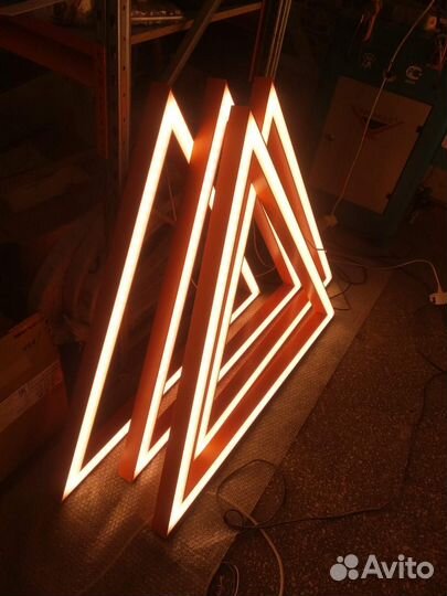 Светодиодный светильник в форме треугольника 560мм