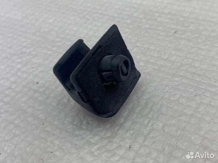 Крючок шторки задний Toyota Camry V70/V75