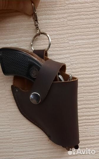 Зажигалка пистолет, в кобуре