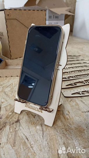 Подставка для телефона из дерева резная