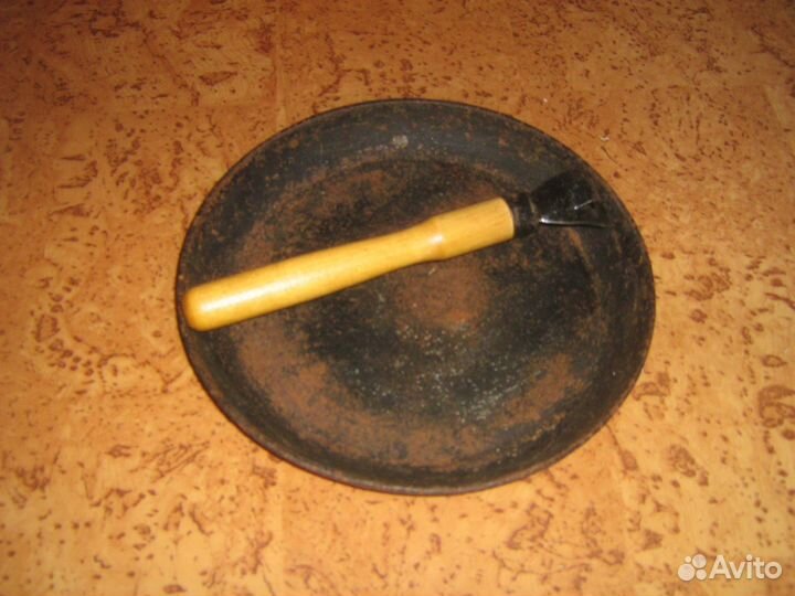Сковорода чугунная с держателем ручкой СССР 27см