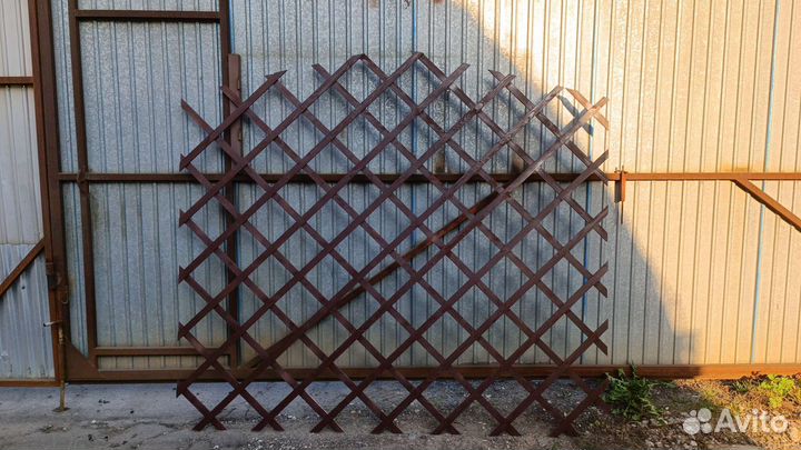 Деревянная решётка под растения