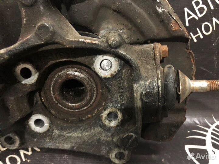 Кулак поворотный передний правый Volvo S60 2.5L