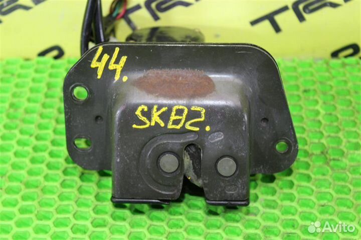 Замок багажника задний Mazda Bongo SK82MN F8