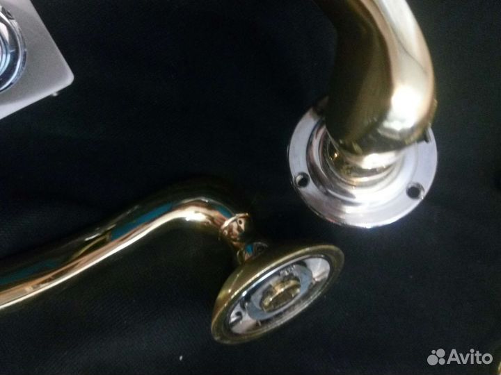 Дверные ручки и комплектующие