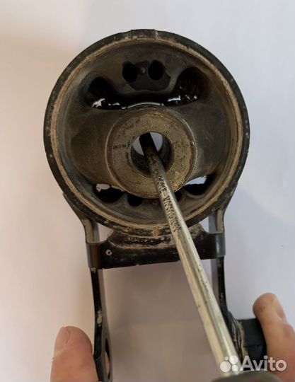 Подушка двигателя toyota Vitz KSP 130 нижняя