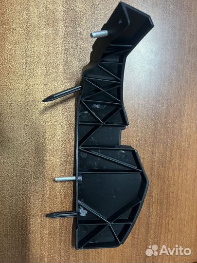 Кронштейн переднего бампера Dodge Challenger