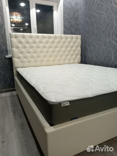 Кровать с подъёмным механизмом и мягкой обивкой