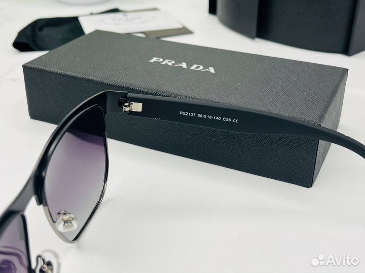 Солнцезащитные очки женские Prada