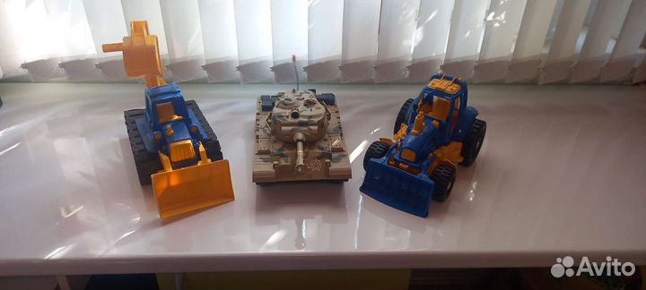 Игрушка трактор