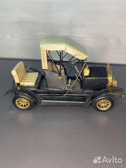 Модель автомобиля из металла