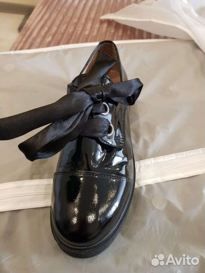 Женские лаковые ботинки