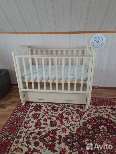 Детская кроватка с маятником и ящиком
