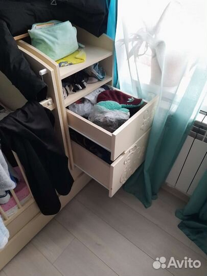 Детская кроватка с маятником и комодом