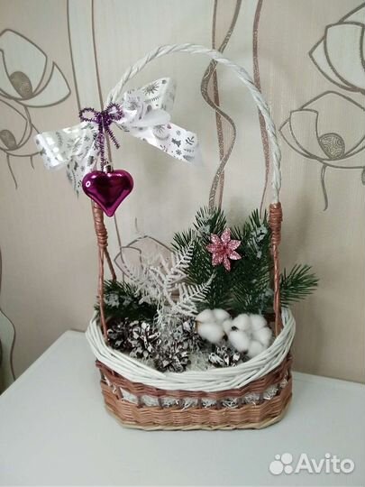 Искусственные растения в корзине