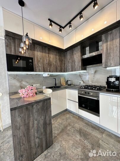 Кухня на заказ под потолок в Омске