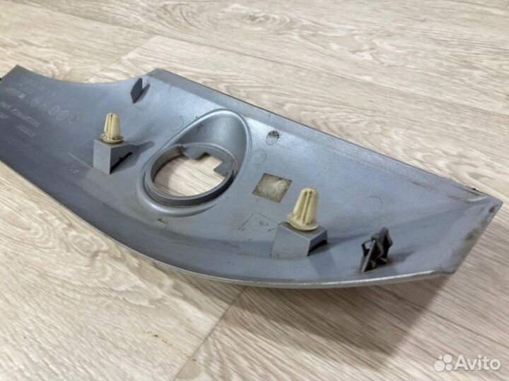 Накладка рейлинга задняя левая Nissan Armada