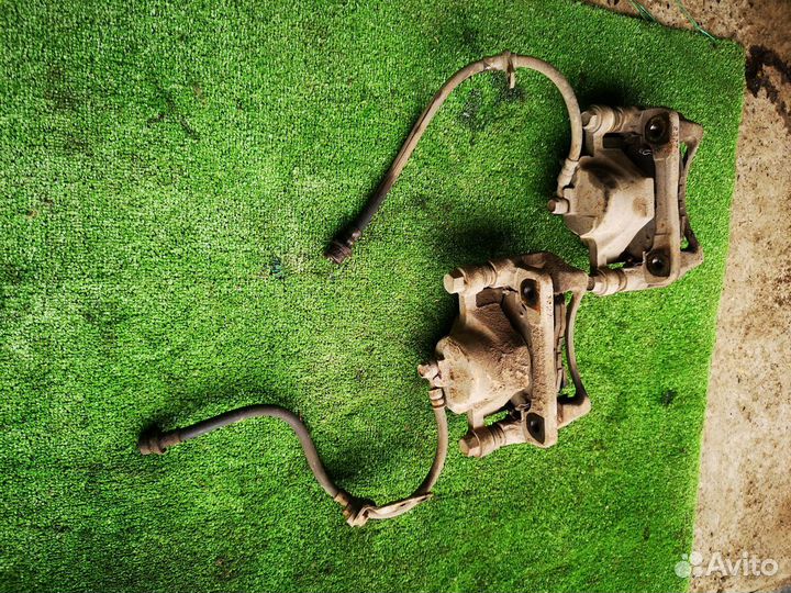 Суппорт передний левый на Honda Crv 1996-2002 2л