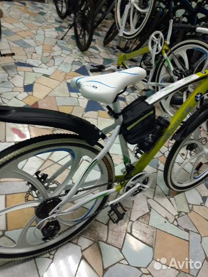 Велосипед на литых дисках BMW