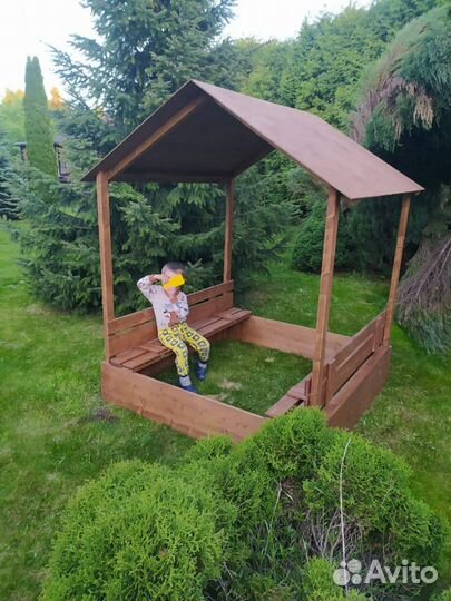 Песочница с крышей