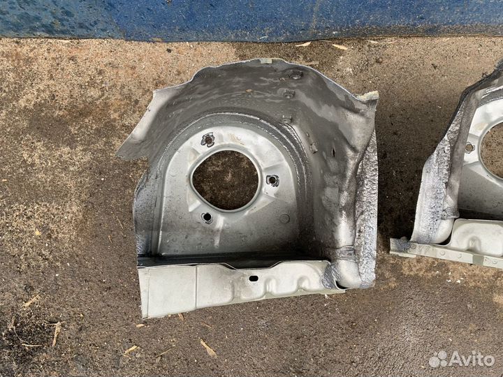 Опорные чашки стоек на Toyota Avensis 2